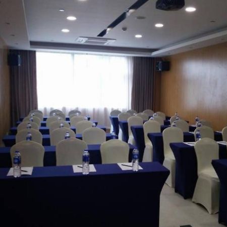 Holiday Inn Express Shanghai Nanhuizui Bagian luar foto