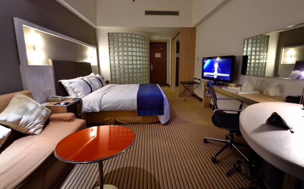Holiday Inn Express Shanghai Nanhuizui Bagian luar foto